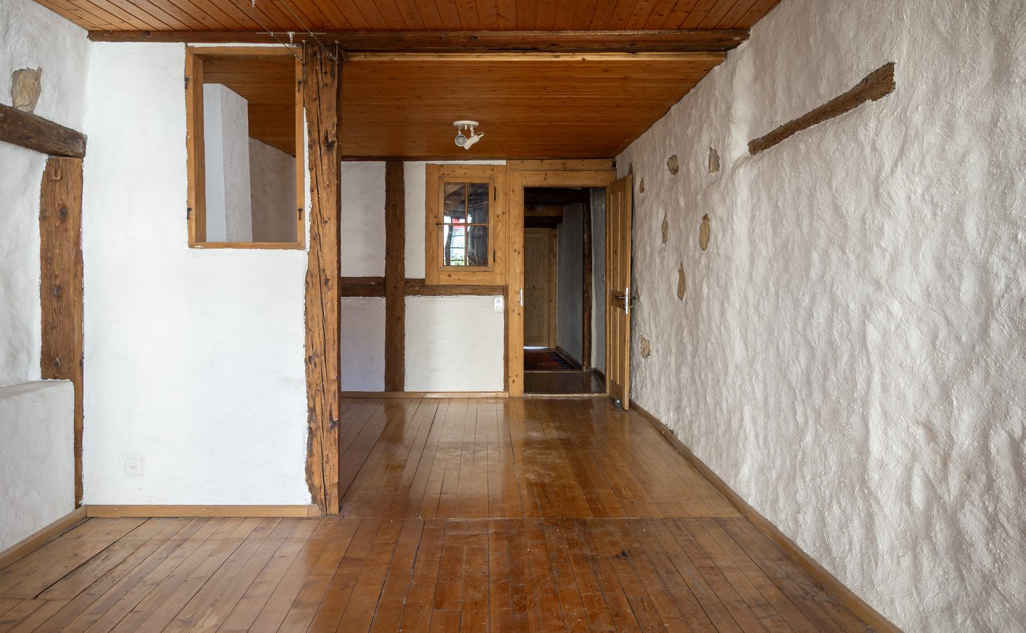 Zimmer mit altem Parkett, Lehmwände und Holzdecke