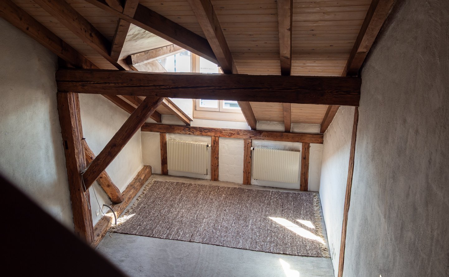 Galerie mit Holzdecke und grossem Fenster