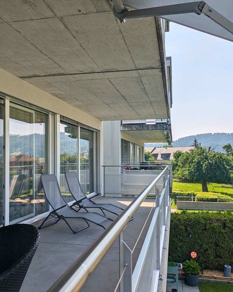 Balkon Guinandstrasse 16, Brügg mit Sicht ins Grüne